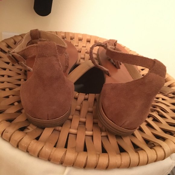 Tan sandals - Picture 3 of 4